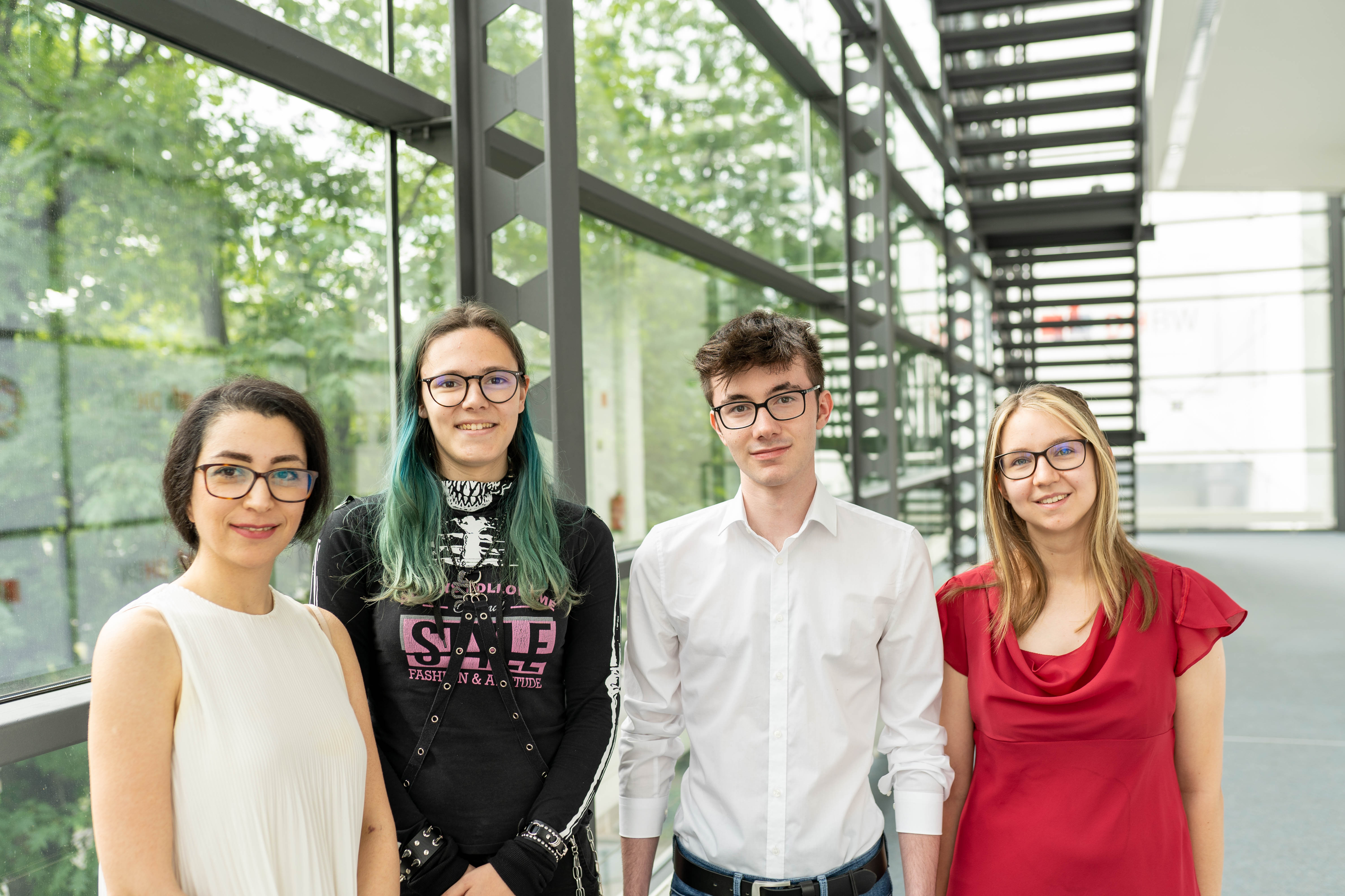 Cyberfrau mit einem Mais